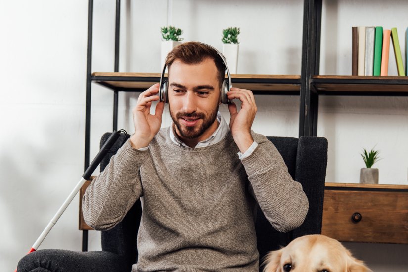 A man listening with his headphones
